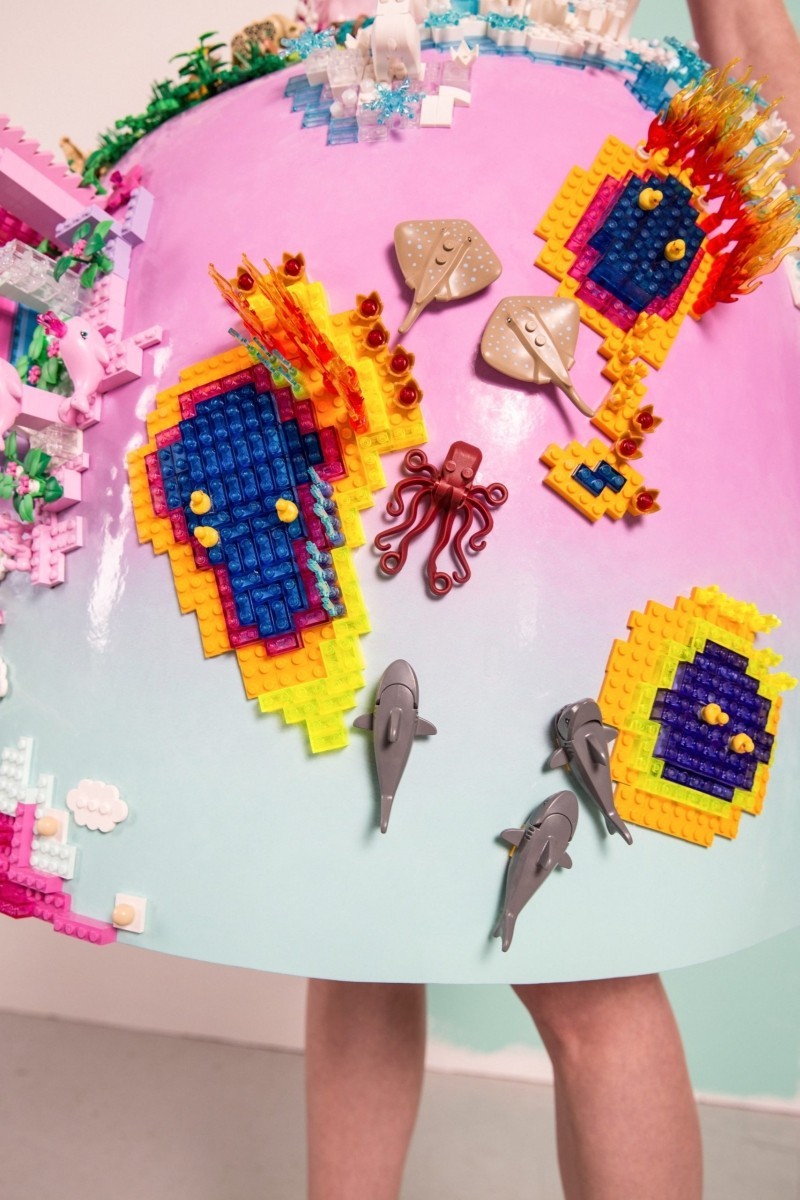 Marina Hoermanseder entwirft Kleid aus LEGO-Steinen
