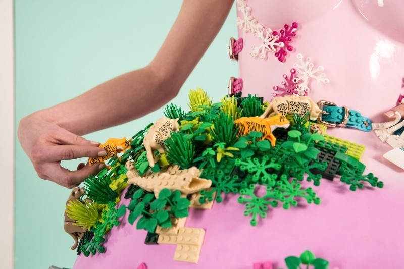 Marina Hoermanseder entwirft Kleid aus LEGO-Steinen