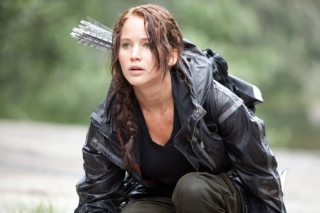 Katniss (Jennifer Lawrence) in der Arena